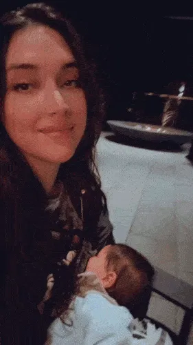 kaiyun-家庭日！霍福德妻子分享全家在一起观看棒球转播的影片