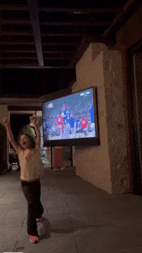 kaiyun-家庭日！霍福德妻子分享全家在一起观看棒球转播的影片