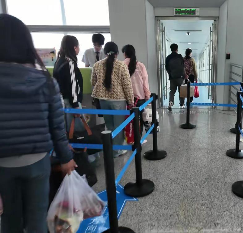 女子飞上海看病被拒载：航司拒赔黄牛票，3万白花，本人怒怼网友