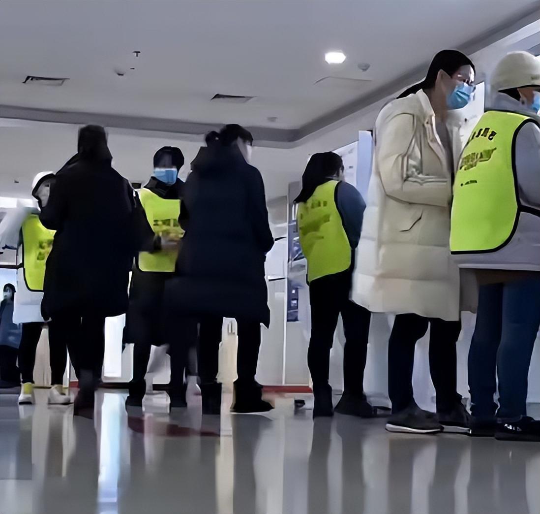 女子飞上海看病被拒载：航司拒赔黄牛票，3万白花，本人怒怼网友