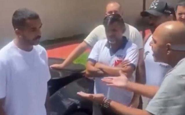 kaiyun-赛后跟内马尔要球衣 达伽马右卫遭球迷当街质问！